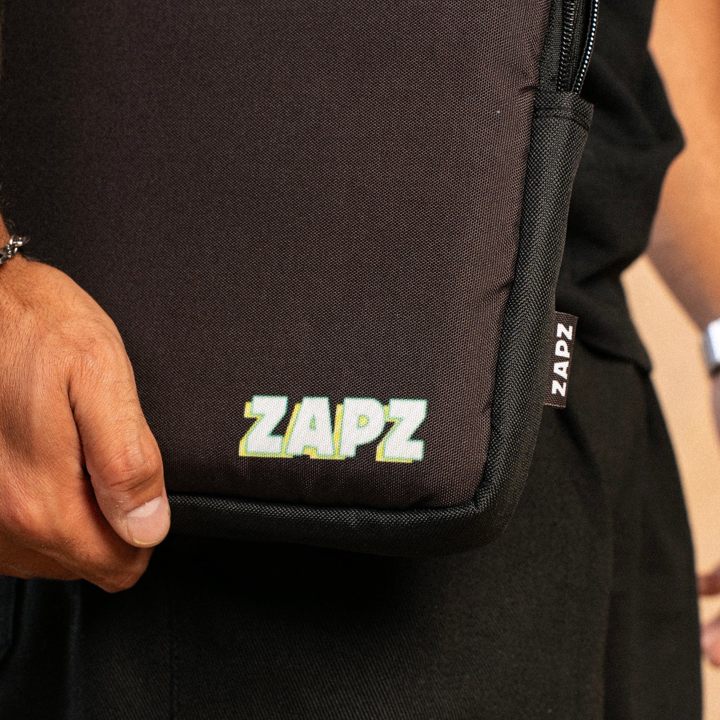 BLACK BASIC LAPTOP SLEEVE